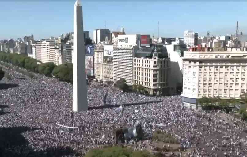 NEVIĐENO! MESIJA EVAKUISALI HELIKOPTEROM! Nezapamćena LUDNICA na ulicama <span style='color:red;'><b>Buenos Ajres</b></span>a! Čak 5 miliona ljudi došlo da pozdravi ŠAMPIONE SVETA! (VIDEO, FOTO)
